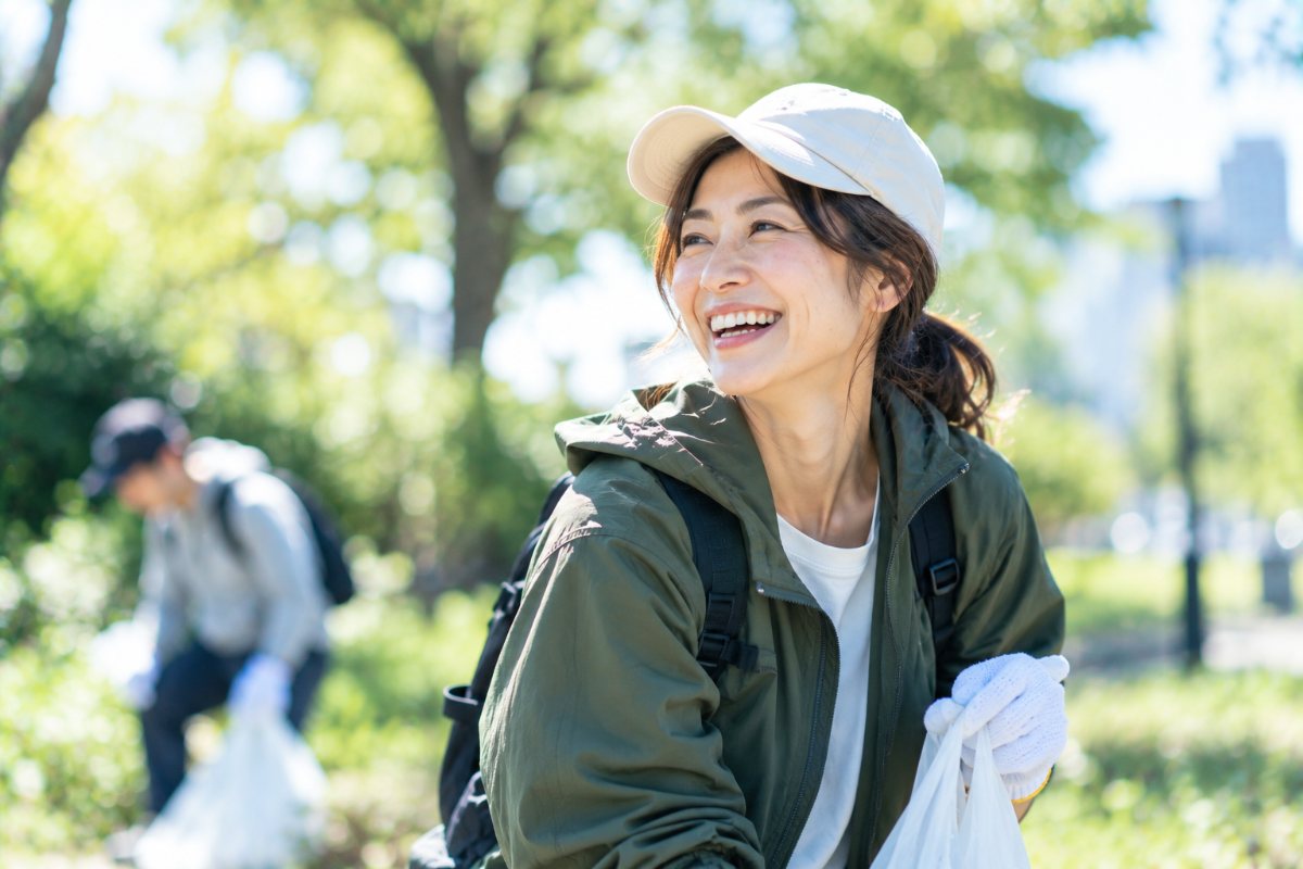 笑顔で活動する一人の女性